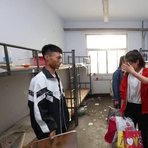 高考结束挑行李回家的女生如何高效安全搬运行李